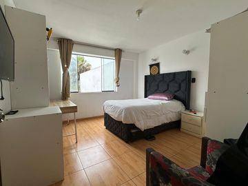 Amplia casa de 6 dormitorios, jardines y terrazas  🏡