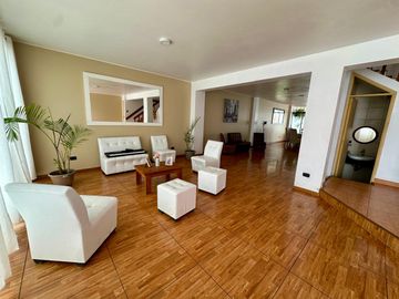 Amplia casa de 6 dormitorios, jardines y terrazas  🏡