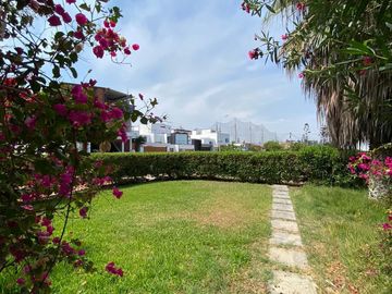 Amplia casa de 6 dormitorios, jardines y terrazas  🏡