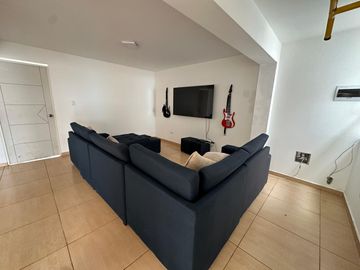 Amplia casa de 6 dormitorios, jardines y terrazas  🏡