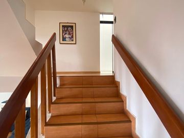 Amplia casa de 6 dormitorios, jardines y terrazas  🏡