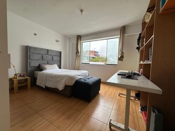 Amplia casa de 6 dormitorios, jardines y terrazas  🏡