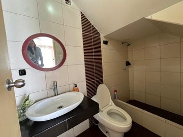 Amplia casa de 6 dormitorios, jardines y terrazas  🏡