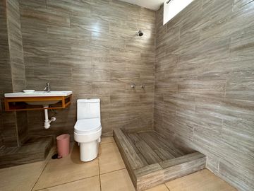 Amplia casa de 6 dormitorios, jardines y terrazas  🏡