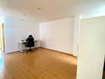 Amplia casa de 6 dormitorios, jardines y terrazas  🏡
