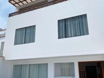 Amplia casa de 6 dormitorios, jardines y terrazas  🏡