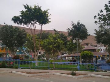 ¡VIVE FRENTE AL PARQUE EN VENTANILLA! SE VENDE AMPLIO DEPARTAMENTO EN URB PEDRO CUEVA