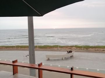 VENDO ESPECTACULAR CASA FRENTE AL MAR PRIMERA FILA EN PUNTA HERMOSA