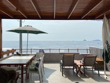 VENDO ESPECTACULAR CASA FRENTE AL MAR PRIMERA FILA EN PUNTA HERMOSA