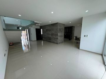 Casa en venta en Aguascalientes zona norte, Portón de Santa Clara (Campanario)