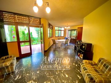 LINDA CASA EN VENTA CON AMPLIO JARDIN Y TERRAZA EN URB. LAS LOMAS DE LA MOLINA