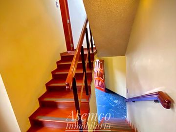 LINDA CASA EN VENTA CON AMPLIO JARDIN Y TERRAZA EN URB. LAS LOMAS DE LA MOLINA