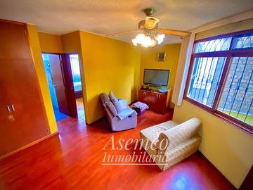 LINDA CASA EN VENTA CON AMPLIO JARDIN Y TERRAZA EN URB. LAS LOMAS DE LA MOLINA