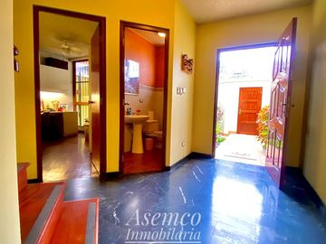 LINDA CASA EN VENTA CON AMPLIO JARDIN Y TERRAZA EN URB. LAS LOMAS DE LA MOLINA