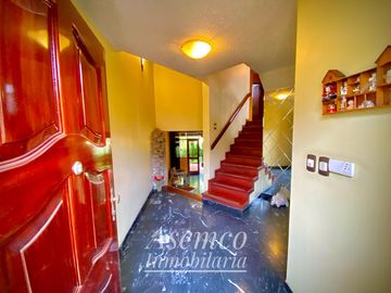 LINDA CASA EN VENTA CON AMPLIO JARDIN Y TERRAZA EN URB. LAS LOMAS DE LA MOLINA