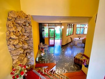 LINDA CASA EN VENTA CON AMPLIO JARDIN Y TERRAZA EN URB. LAS LOMAS DE LA MOLINA