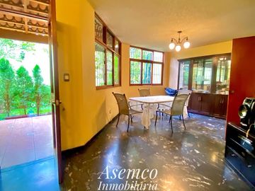 LINDA CASA EN VENTA CON AMPLIO JARDIN Y TERRAZA EN URB. LAS LOMAS DE LA MOLINA