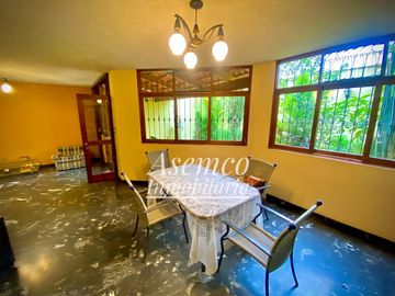 LINDA CASA EN VENTA CON AMPLIO JARDIN Y TERRAZA EN URB. LAS LOMAS DE LA MOLINA