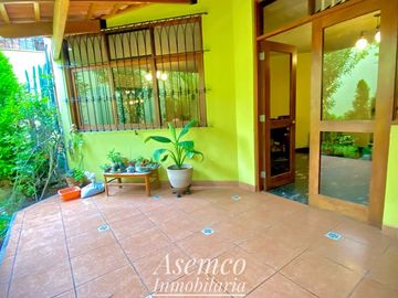 LINDA CASA EN VENTA CON AMPLIO JARDIN Y TERRAZA EN URB. LAS LOMAS DE LA MOLINA