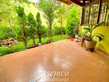 LINDA CASA EN VENTA CON AMPLIO JARDIN Y TERRAZA EN URB. LAS LOMAS DE LA MOLINA