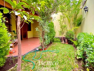 LINDA CASA EN VENTA CON AMPLIO JARDIN Y TERRAZA EN URB. LAS LOMAS DE LA MOLINA