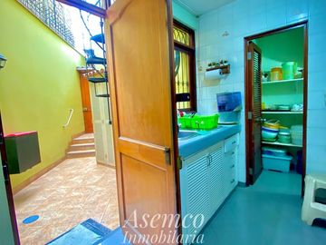 LINDA CASA EN VENTA CON AMPLIO JARDIN Y TERRAZA EN URB. LAS LOMAS DE LA MOLINA