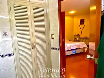 LINDA CASA EN VENTA CON AMPLIO JARDIN Y TERRAZA EN URB. LAS LOMAS DE LA MOLINA