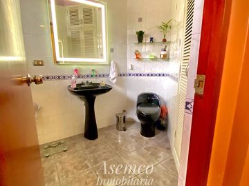 LINDA CASA EN VENTA CON AMPLIO JARDIN Y TERRAZA EN URB. LAS LOMAS DE LA MOLINA