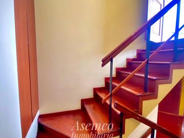LINDA CASA EN VENTA CON AMPLIO JARDIN Y TERRAZA EN URB. LAS LOMAS DE LA MOLINA