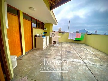 LINDA CASA EN VENTA CON AMPLIO JARDIN Y TERRAZA EN URB. LAS LOMAS DE LA MOLINA