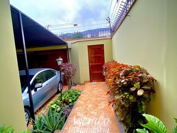 LINDA CASA EN VENTA CON AMPLIO JARDIN Y TERRAZA EN URB. LAS LOMAS DE LA MOLINA