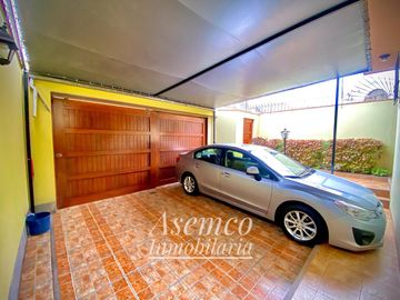 LINDA CASA EN VENTA CON AMPLIO JARDIN Y TERRAZA EN URB. LAS LOMAS DE LA MOLINA