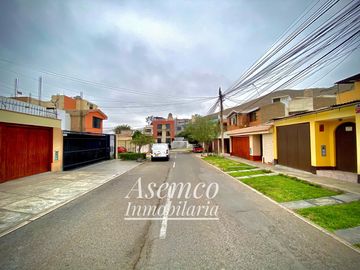 LINDA CASA EN VENTA CON AMPLIO JARDIN Y TERRAZA EN URB. LAS LOMAS DE LA MOLINA