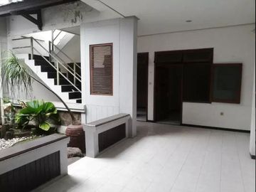 Rumah Lokasi Strategis Jl Dukuh Kupang Barat Dekat dengan Ruko Grand Sungkono, -/+ 150 meter dari Jl. Mayjend Sungkono