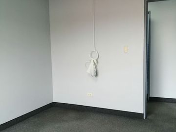 Amplia Oficina en Alquiler en San Borja con Estacionamiento, Lista para Ocupar