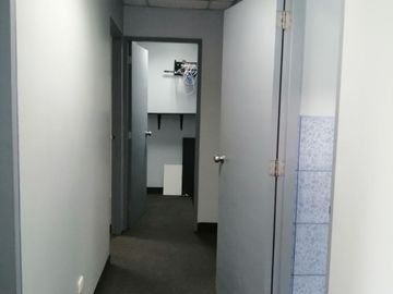 Amplia Oficina en Alquiler en San Borja con Estacionamiento, Lista para Ocupar