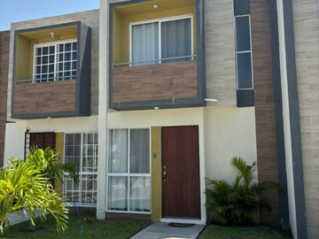 Casa de 2 niveles tipo Residencial en Fracc. Lagos de Puente moreno