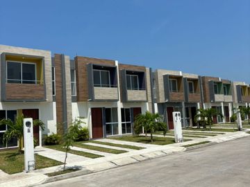 Casa de 2 niveles tipo Residencial en Fracc. Lagos de Puente moreno