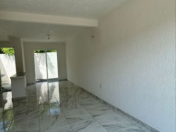 Casa de 2 niveles tipo Residencial en Fracc. Lagos de Puente moreno
