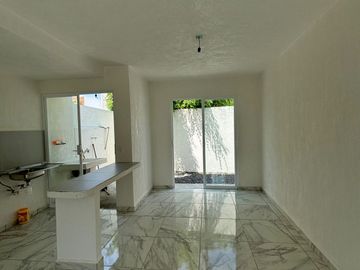 Casa de 2 niveles tipo Residencial en Fracc. Lagos de Puente moreno