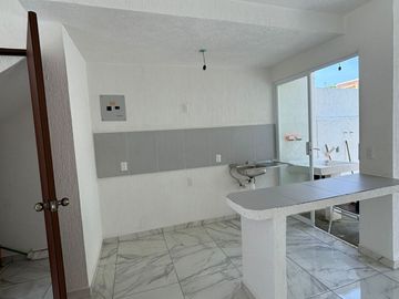 Casa de 2 niveles tipo Residencial en Fracc. Lagos de Puente moreno