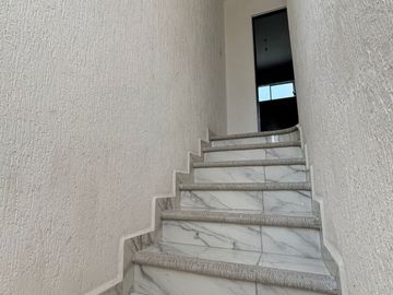 Casa de 2 niveles tipo Residencial en Fracc. Lagos de Puente moreno