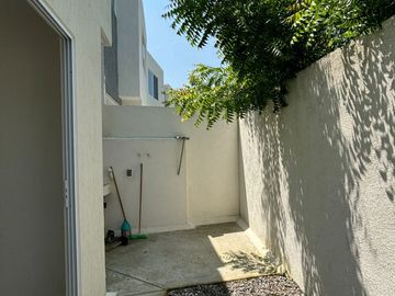 Casa de 2 niveles tipo Residencial en Fracc. Lagos de Puente moreno