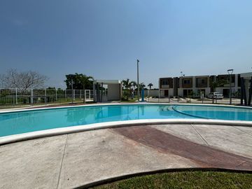 Casa de 2 niveles tipo Residencial en Fracc. Lagos de Puente moreno