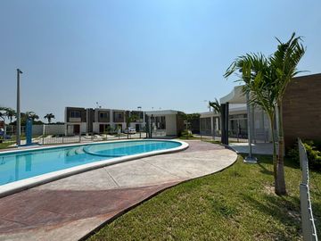 Casa de 2 niveles tipo Residencial en Fracc. Lagos de Puente moreno