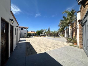 CASA EN VENTA EN LOMAS DE COMANJILLA LEÓN GTO A SOLO 5 MINUTOS DE PUERTO INTERIOR.