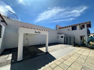 CASA EN VENTA EN LOMAS DE COMANJILLA LEÓN GTO A SOLO 5 MINUTOS DE PUERTO INTERIOR.