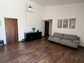 CASA EN VENTA EN LOMAS DE COMANJILLA LEÓN GTO A SOLO 5 MINUTOS DE PUERTO INTERIOR.