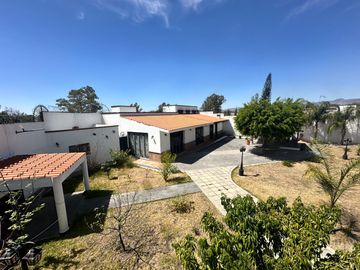 CASA EN VENTA EN LOMAS DE COMANJILLA LEÓN GTO A SOLO 5 MINUTOS DE PUERTO INTERIOR.