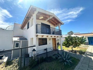 CASA EN VENTA EN LOMAS DE COMANJILLA LEÓN GTO A SOLO 5 MINUTOS DE PUERTO INTERIOR.